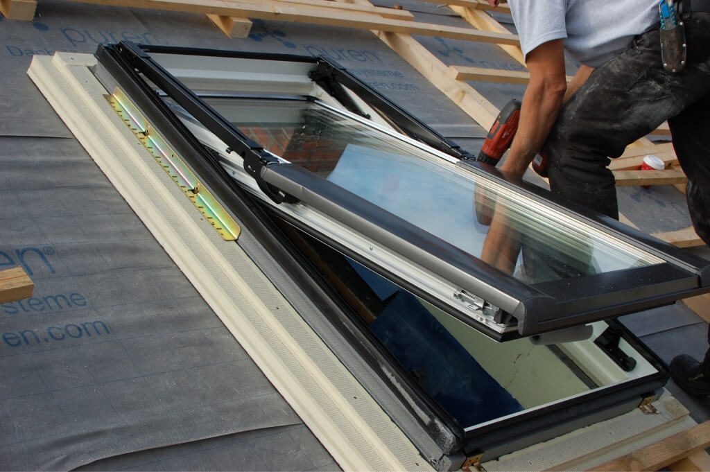 Assembling fitting a roof window skylight with 2021 12 08 17 22 53 utc.jpg